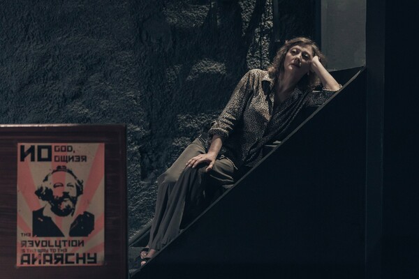 Πρώτες εικόνες από τον «Ήχο του όπλου» της Λούλας Αναγνωστάκη στο Θέατρο Σταθμός