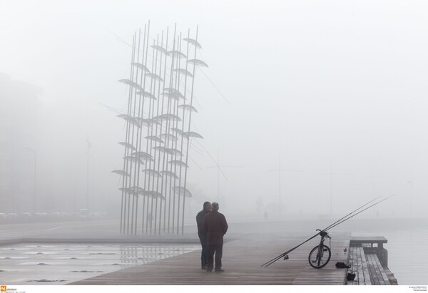 Πυκνή ομίχλη σκέπασε τη Θεσσαλονίκη