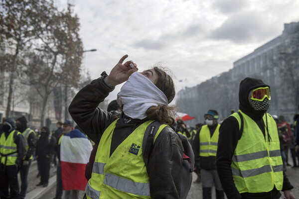 Παρίσι: «Γάζωσαν» με πλαστικές σφαίρες τα Κίτρινα Γιλέκα - Οργή για βίντεο με πυρά σε άοπλο διαδηλωτή