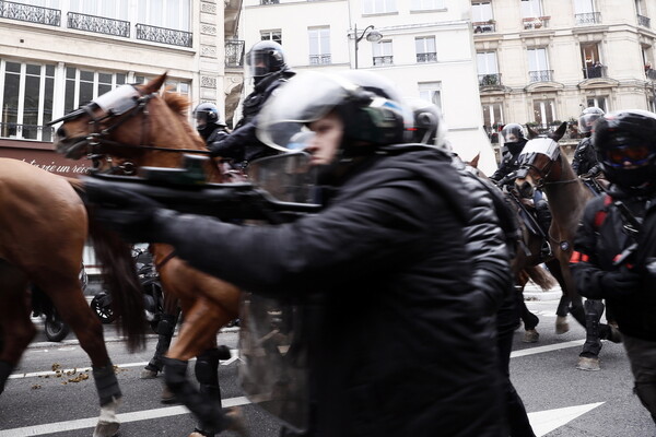 Παρίσι: «Γάζωσαν» με πλαστικές σφαίρες τα Κίτρινα Γιλέκα - Οργή για βίντεο με πυρά σε άοπλο διαδηλωτή
