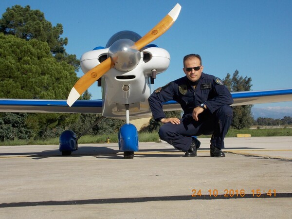 Αυτός είναι ο πιλότος του μονοκινητήριου αεροπλάνου που έπεσε στο Μεσολόγγι