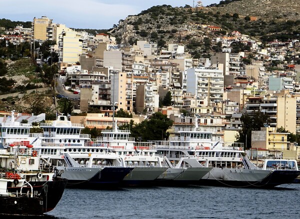 Επιβατηγό πλοίο προσέκρουσε σε καταμαράν στο Πέραμα