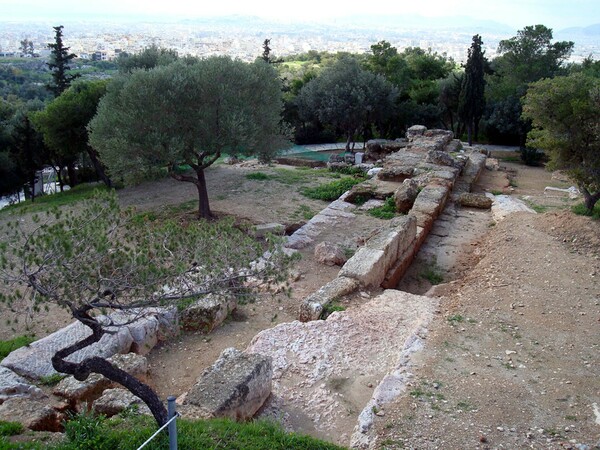 Επίθεση με βαριοπούλες στον αρχαιοφύλακα της Πνύκας