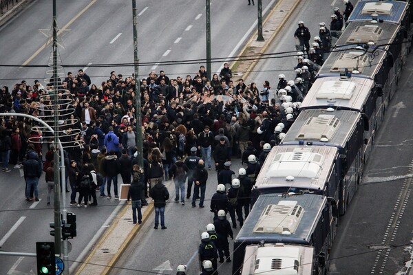 Σε επιφυλακή η αστυνομία - Ξεκίνησε η μεγάλη πορεία για το Πολυτεχνείο