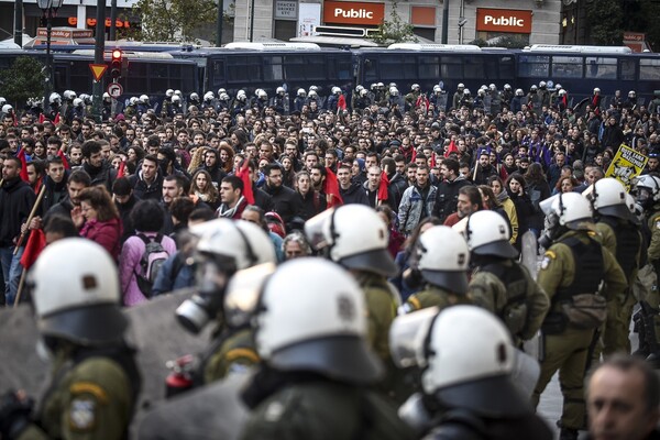 Σε εξέλιξη η μαζική πορεία για την εξέγερση του Πολυτεχνείου - ΦΩΤΟΓΡΑΦΙΕΣ