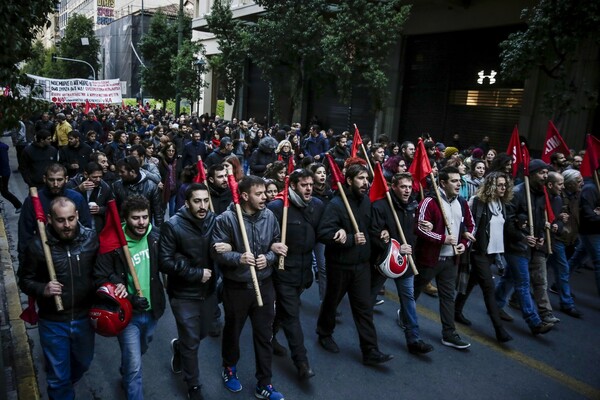 Σε εξέλιξη η μαζική πορεία για την εξέγερση του Πολυτεχνείου - ΦΩΤΟΓΡΑΦΙΕΣ