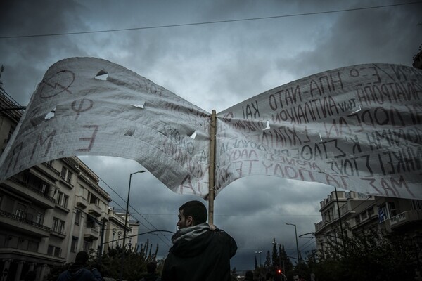 Σε εξέλιξη η μαζική πορεία για την εξέγερση του Πολυτεχνείου - ΦΩΤΟΓΡΑΦΙΕΣ