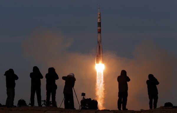 Δείτε φωτογραφίες από τον πύραυλο Σογιούζ που εκτόξευσαν σήμερα οι Ρώσοι