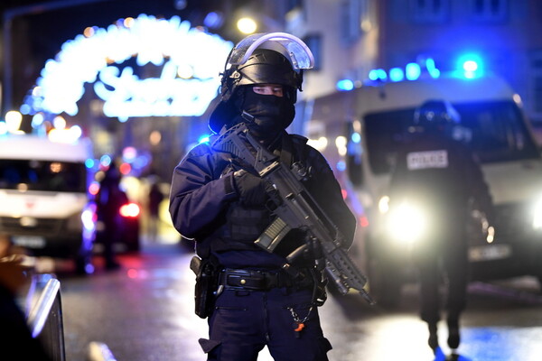 Στρασβούργο: Τρεις νεκροί, δώδεκα τραυματίες και ακόμη ελεύθερος ο δράστης της επίθεσης