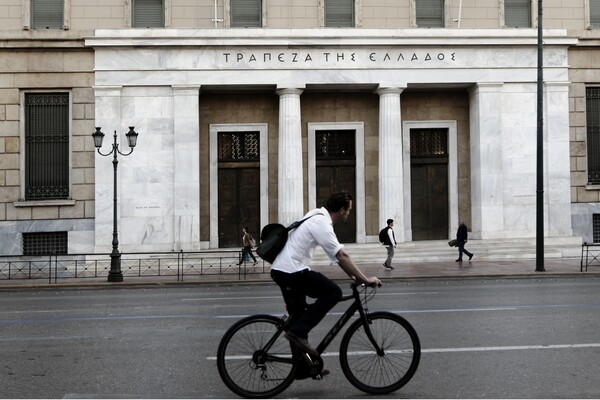 ΤΑΖ: Χρέη προπαππούδων στις πλάτες δισέγγονων στην Ελλάδα