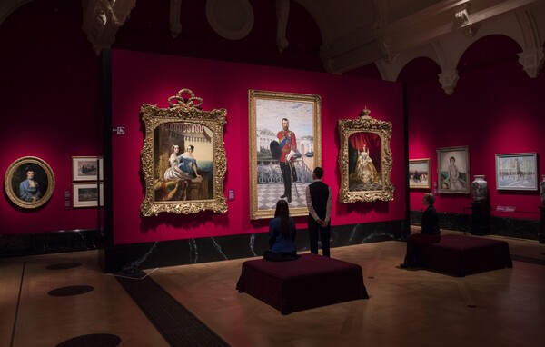 Η μεγαλοπρέπεια των Ρομανώφ στο Λονδίνο - Οι πρώτες φωτογραφίες της έκθεσης στα Ανάκτορα του Μπάκιγχαμ