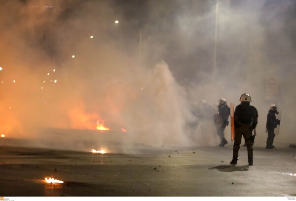 Αλέξης Γρηγορόπουλος: Καίγονται εγκαταστάσεις του μετρό στη Θεσσαλονίκη - Kλιμακώνονται τα επεισόδια