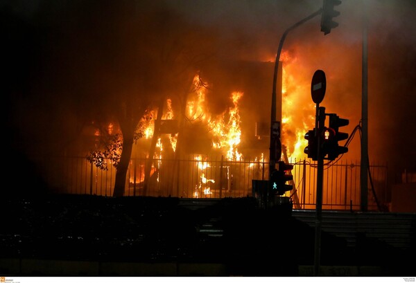 Αλέξης Γρηγορόπουλος: Καίγονται εγκαταστάσεις του μετρό στη Θεσσαλονίκη - Kλιμακώνονται τα επεισόδια