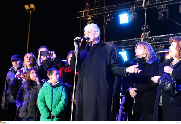 Θεσσαλονίκη: Σαμπάνης, Μπουτάρης και Νοτοπούλου άναψαν το Χριστουγεννιάτικο δέντρο στην πλ. Αριστοτέλους