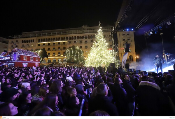 Θεσσαλονίκη: Σαμπάνης, Μπουτάρης και Νοτοπούλου άναψαν το Χριστουγεννιάτικο δέντρο στην πλ. Αριστοτέλους