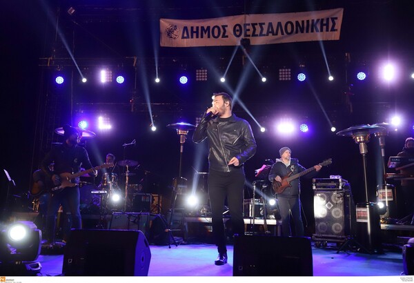 Θεσσαλονίκη: Σαμπάνης, Μπουτάρης και Νοτοπούλου άναψαν το Χριστουγεννιάτικο δέντρο στην πλ. Αριστοτέλους