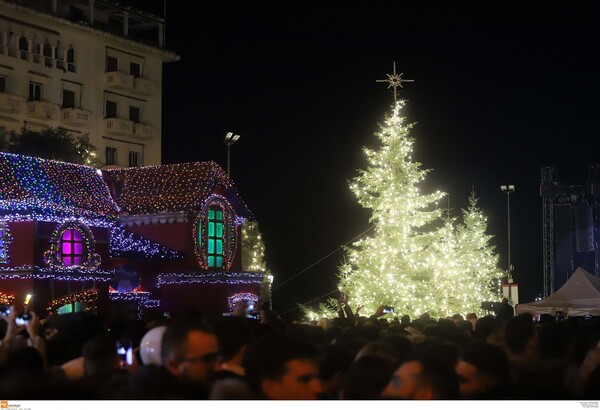 Θεσσαλονίκη: Σαμπάνης, Μπουτάρης και Νοτοπούλου άναψαν το Χριστουγεννιάτικο δέντρο στην πλ. Αριστοτέλους