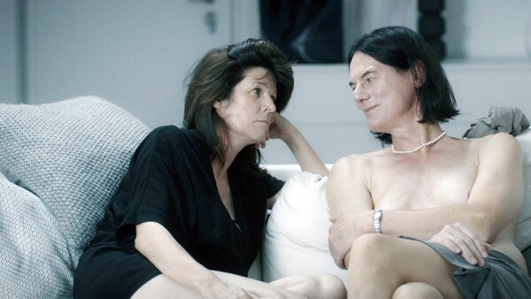 H σκηνοθέτις του «Μη Με Αγγίζεις» Αντίνα Πιντίλιε απαντά σε μία μόνο ερώτηση