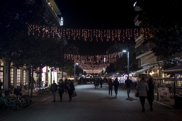 Τρίκαλα: Φωταγωγήθηκε το ψηλότερο φυσικό χριστουγεννιάτικο δέντρο της Ελλάδας