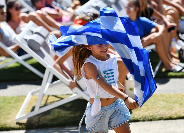 Το πανδαιμόνιο στις κερκίδες για τον Τσιτσιπά - Έξαλλοι πανηγυρισμοί των Ελλήνων