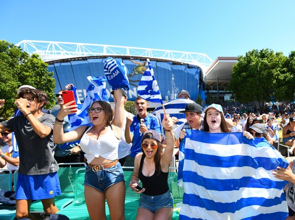 Το πανδαιμόνιο στις κερκίδες για τον Τσιτσιπά - Έξαλλοι πανηγυρισμοί των Ελλήνων