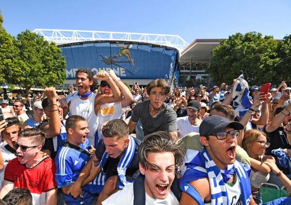 Το πανδαιμόνιο στις κερκίδες για τον Τσιτσιπά - Έξαλλοι πανηγυρισμοί των Ελλήνων