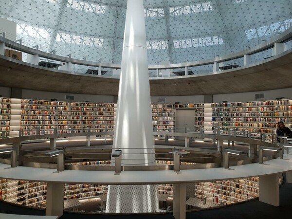 Δείτε την εντυπωσιακή, νέα βιβλιοθήκη του Πανεπιστημίου Κύπρου που σχεδίασε ο Ζαν Νουβέλ