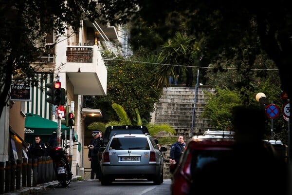 Έκρηξη στο Κολωνάκι, στον Άγιο Διονύσιο - Τραυματίστηκαν αστυνομικός και ο νεωκόρος