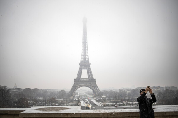 Ο χειμώνας έφτασε - Τα πρώτα χιόνια μεταμορφώνουν Παρίσι, Γλακσκώβη και Άμστερνταμ