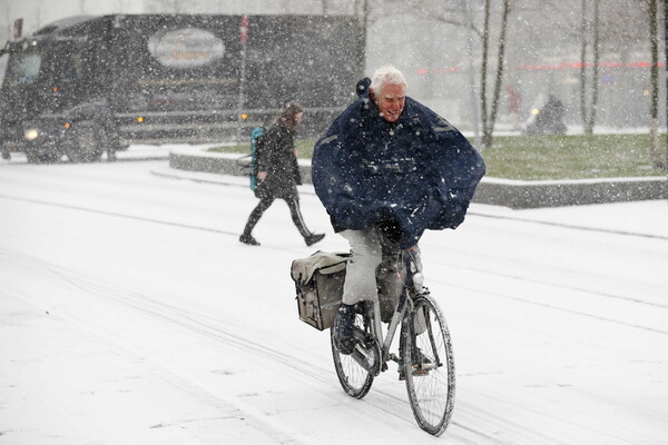 Ο χειμώνας έφτασε - Τα πρώτα χιόνια μεταμορφώνουν Παρίσι, Γλακσκώβη και Άμστερνταμ