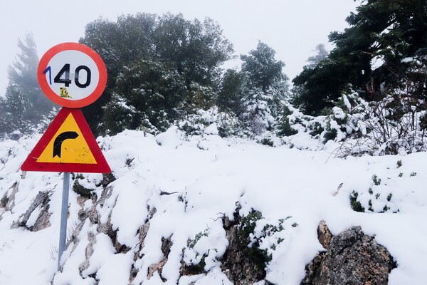 Έκλεισε λόγω χιονόπτωσης ο δρόμος προς την Πάρνηθα