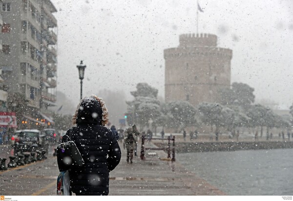 Σε λευκό κλοιό όλη η χώρα - Προβλήματα από την κακοκαιρία σε διάφορες περιοχές