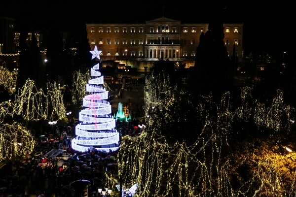 Χριστούγεννα στην Αθήνα - Το δέντρο φωταγωγήθηκε και η πλατεία Συντάγματος μεταμορφώθηκε