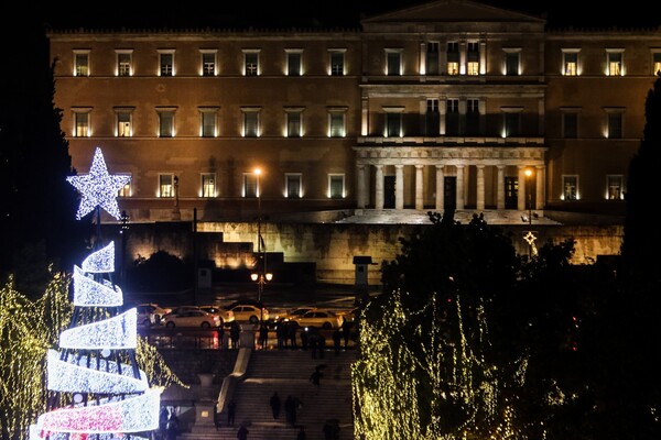 Χριστούγεννα στην Αθήνα - Το δέντρο φωταγωγήθηκε και η πλατεία Συντάγματος μεταμορφώθηκε