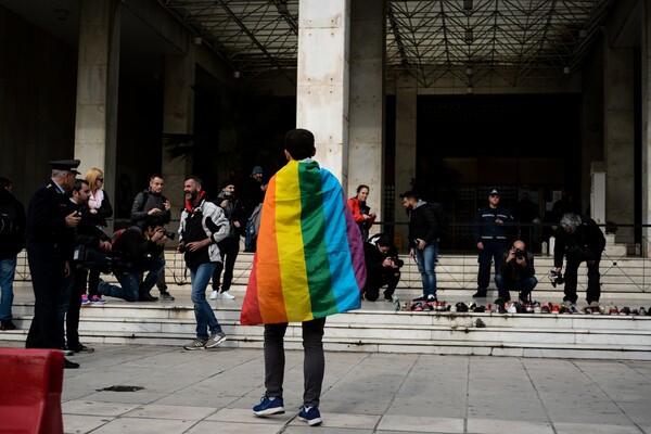 Το ματωμένο παπούτσι του Ζακ Κωστόπουλου - Μια δυνατή συμβολική κίνηση στη ΓΑΔΑ