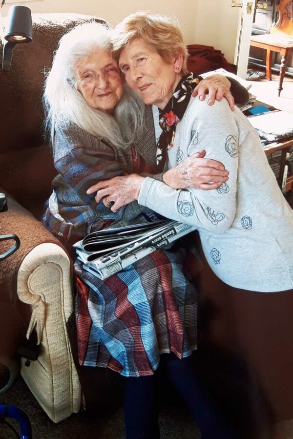 Την έδωσαν για υιοθεσία- Σήμερα συνάντησε για πρώτη φορά την μητέρα της που είναι 103 ετών