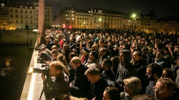 O θρήνος και οι προσευχές των Γάλλων για την Παναγία των Παρισίων - Έψαλαν το Αve Maria