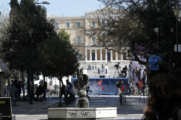 Χόλιγουντ η Αθήνα - Νέες φωτογραφίες από τα γυρίσματα της ταινίας «Born to be murdered» στο Σύνταγμα