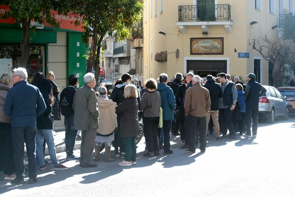 Άδεια η Αθήνα - Απίστευτη ουρά για μια λαγάνα και γεμάτος ο λόφος του Φιλοπάππου