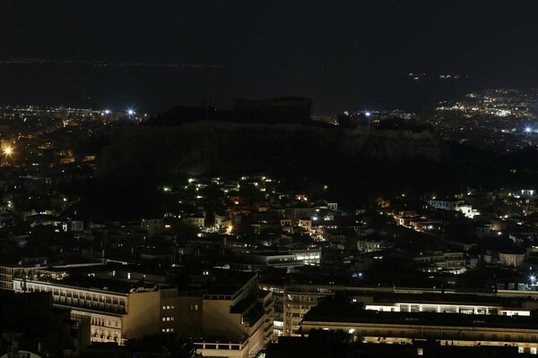 Ώρα της Γης: Η Ακρόπολη στο σκοτάδι - H Αθήνα έσβησε τα φώτα για τον πλανήτη
