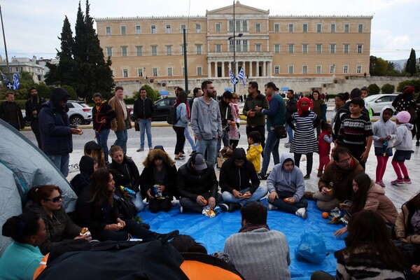 Αποχώρησαν οι πρόσφυγες από την πλατεία Συντάγματος