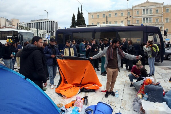 Αποχώρησαν οι πρόσφυγες από την πλατεία Συντάγματος