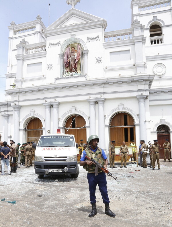 Ματωμένο Πάσχα στη Σρι Λάνκα: Εκατόμβη νεκρών και τραυματιών από τις φονικές εκρήξεις σε ναούς και ξενοδοχεία