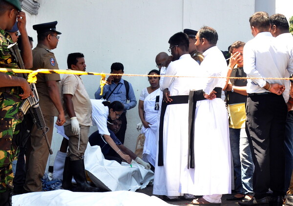 Παγκόσμιο σοκ για τη Σρι Λάνκα - Διακόσιοι νεκροί και χάος από τις βομβιστικές επιθέσεις