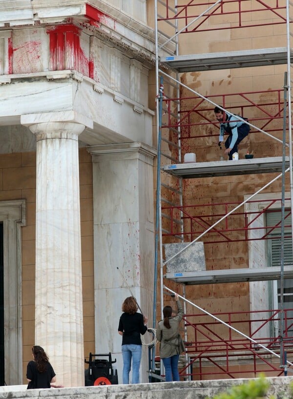 Κακουργηματική δίωξη για την επίθεση Ρουβίκωνα στη Βουλή - Καθαρίζουν τις μπογιές