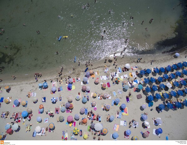 Μια ελληνική εφαρμογή για ρεζερβέ ομπρέλας και ξαπλώστρας στην παραλία