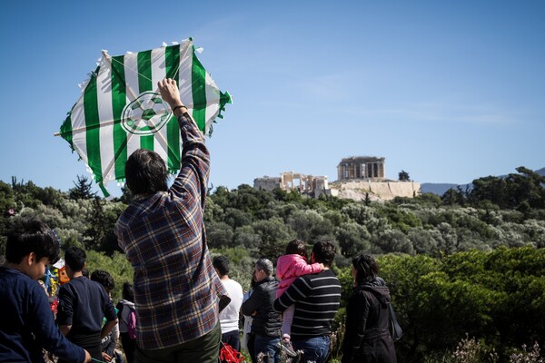 Άδεια η Αθήνα - Απίστευτη ουρά για μια λαγάνα και γεμάτος ο λόφος του Φιλοπάππου