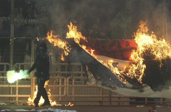 Παναθηναϊκός - Ολυμπιακός: Επεισόδια στο ΟΑΚΑ και διακοπή του αγώνα