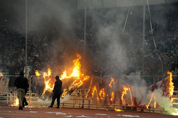 Παναθηναϊκός - Ολυμπιακός: Φωτογραφίες από τα έκτροπα στο ΟΑΚΑ που οδήγησαν στην οριστική διακοπή