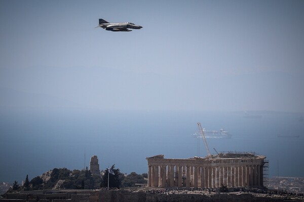 Τα μαχητικά και τα ελικόπτερα πάνω από την Αθήνα - Φωτογραφίες από τις πτήσεις